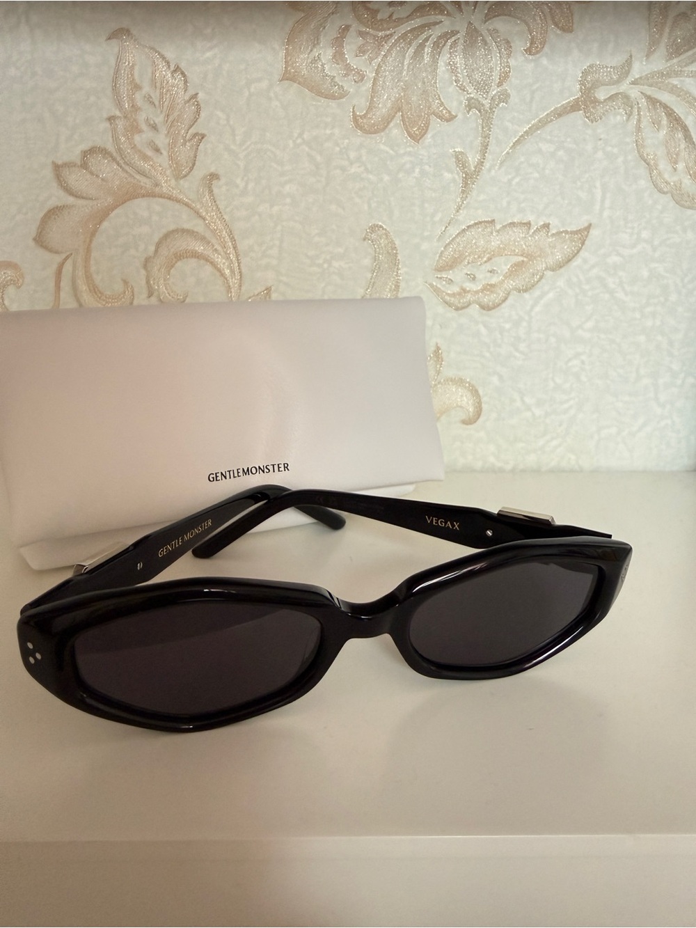 GENTLE MONSTER Black Vegax Cat-Eye Sunglasses